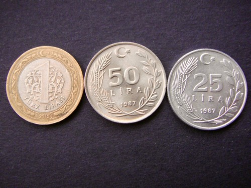 Drei alte Münzen aus der Türkei, 1 Türk Lirasi 2015, 50 Lira 1987, 25 Lira 1987