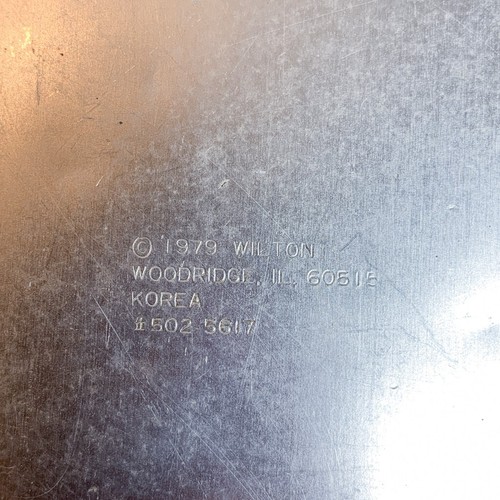 T-Shirt Jersey Cake Pan Baking Mold 1979 Wilton 502-5617 - Picture 10 of 16