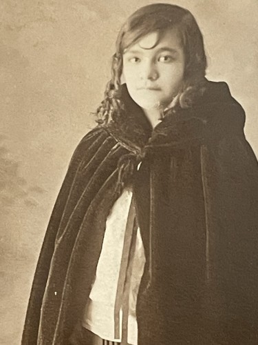 ANTIQUE PHOTO YOUNG WOMAN FULL LENGTH CAPE STUDIO PORTRAIT - Picture 2 of 3