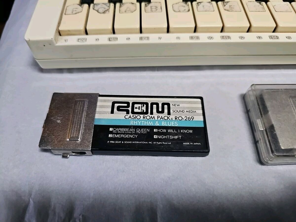 Vintage Casio PT-82 32 Key Electronic Keyboard/ Synthesizer Vintage Casio PT-82 32 Key Electronic Keyboard/ Synthesizer