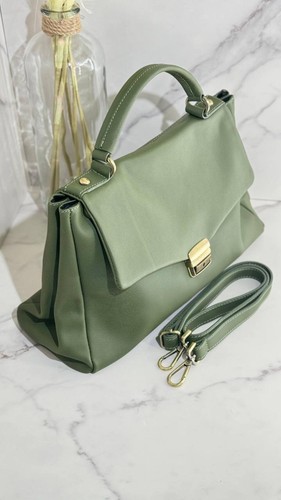Elegant Green Leather Handbag – Versatile & Timeless Design - Picture 2 of 4