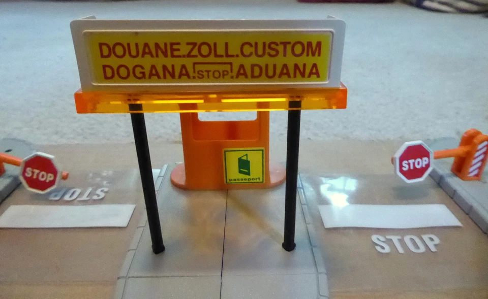 Majorette ~ Majokit ~ #706 ~ Police ~ Customs ~ toll booth ~ 1980s - Image 4 of 4