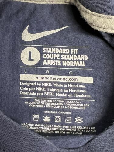 Nike Camicia Uomo Tg L Blu Navy Cotone Regular Fit Motor City Grafica Girocollo - Foto 4 di 7
