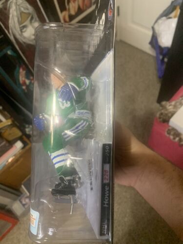 Gordie Howe Hartford Whalers Green Jersey McFarlane Figure GOLD COLLECTOR LEVEL - Picture 2 of 4
