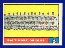  ORIOLES TEAM PHOTO brooks robinson 1961 TOPPS #159 EXCELLENT (OC) NO CREASES