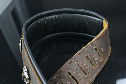 Iconic CUSTOM SHOP Conchos 3.25" Brown Leather Padded Guitar Bass Strap #1 - Picture 5 of 11