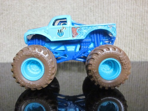 Hot Wheels Monster Jam Whiplash w/Blue Rims 1:64 Scale Blue Brown Tires - Picture 3 of 12