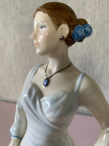 ROYAL DOULTON CHINA LADY DOLL ARGENTO MODELLO 25° ANNIVERSARIO n. HN 5152 PERFETTA - Foto 7 di 9
