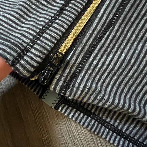Lululemon Customizable Vinyasa Scarf Black & White Stripes Gold Zipper Detail - Picture 4 of 5
