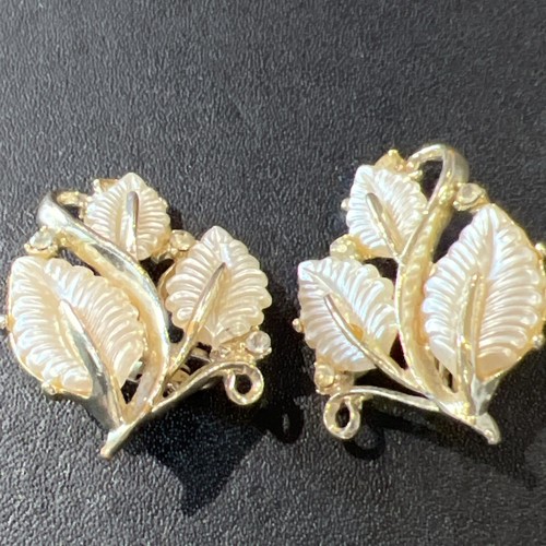 Vintage Lucite /Thermoset Clip On Earrings - Picture 4 of 12