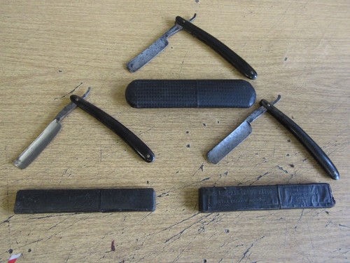 JOB LOT X3 ANTIQUE CUT THROAT RAZORS HOLLOW GROUND, SMITH SHEFFIELD, LION CROWN