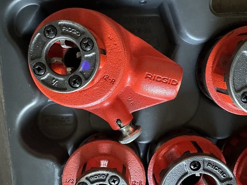 RIDGID MANUAL RATCHET PIPE THREADER SET 1/2" TO 2" WITH ACCESSORIES AS SHOWN - Picture 5 of 5