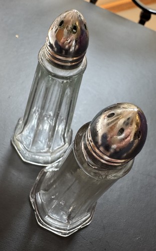 Vintage 8 sided glass salt & pepper shakers~ Metal top Restaurant Style - Picture 4 of 6