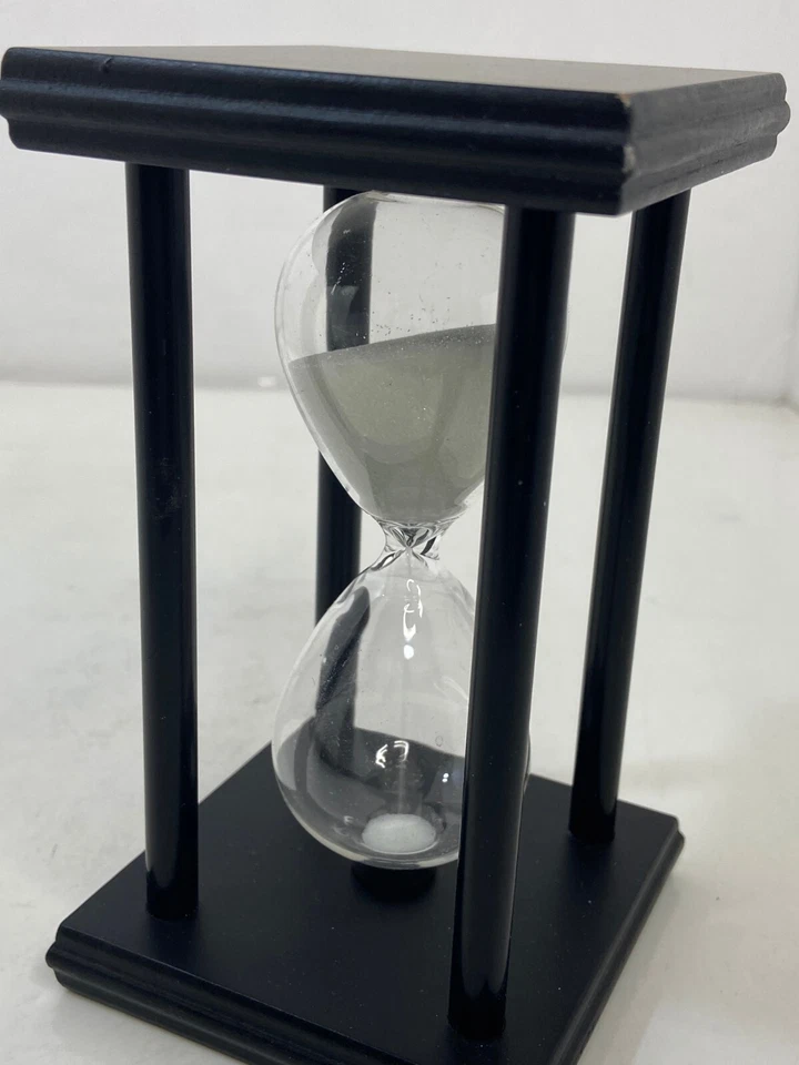 🐞 TEMPORIZADOR DE RELÓGIO DE AMPULHETA DE VIDRO MADEIRA PRETO CLARO BRANCO AREIA BRINQUEDO 5,5"x3" em excelente estado usado - Imagem 4 de 4