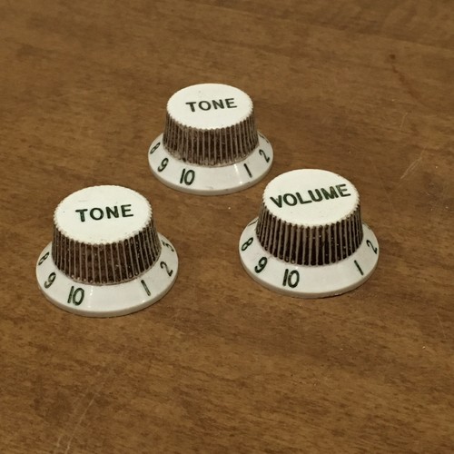 3 Vintage Style Stratocaster Relic Old White Knobs Set Fender Strat Green Fonts! - Bild 1 von 7