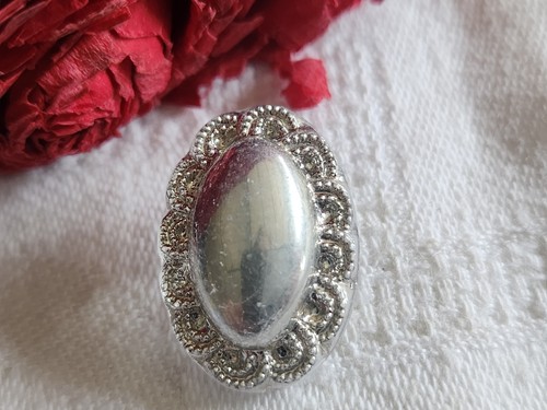 Bouton vintage en verre argenté ovale 1,6 sur 2,3 cm G7R - Picture 1 of 4