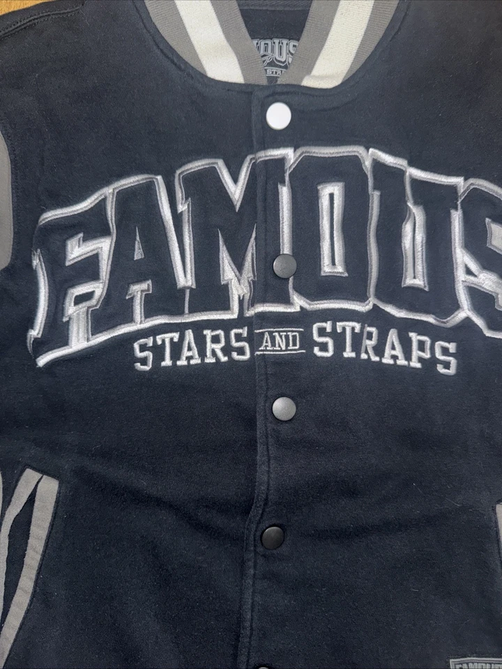Chaqueta Universitaria Famous Stars & Straps Negra Gris Para Hombre Mediana 21x25 Y2K Letterman Foto 2 de 4