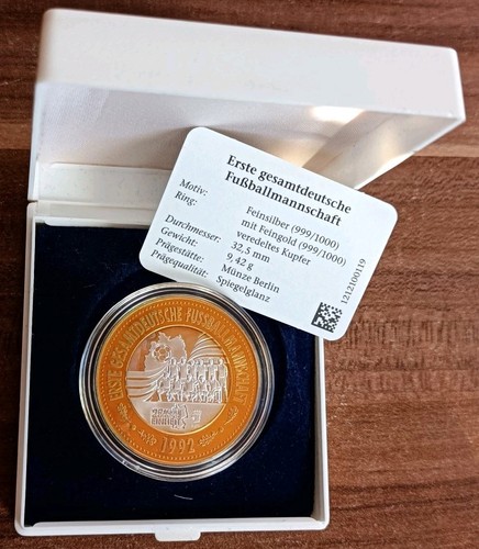 25 J. Deutsche Einheit ERSTE GESAMTDEUTSCHE FUẞBALLMANNSCHAFT Silber Gold 999er - Picture 1 of 4