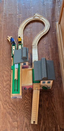 Thomas Wooden Railway 1998 Saw Mill 2 Log Cars 2 Engine Extra Clicky Clack Track - Picture 2 of 17
