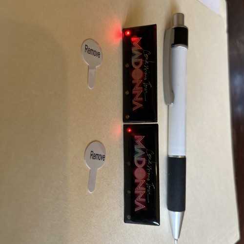 Par de PIN de luz MADONNA Confession Tour dos luces funcionando. Nuevo - Imagen 1 de 12