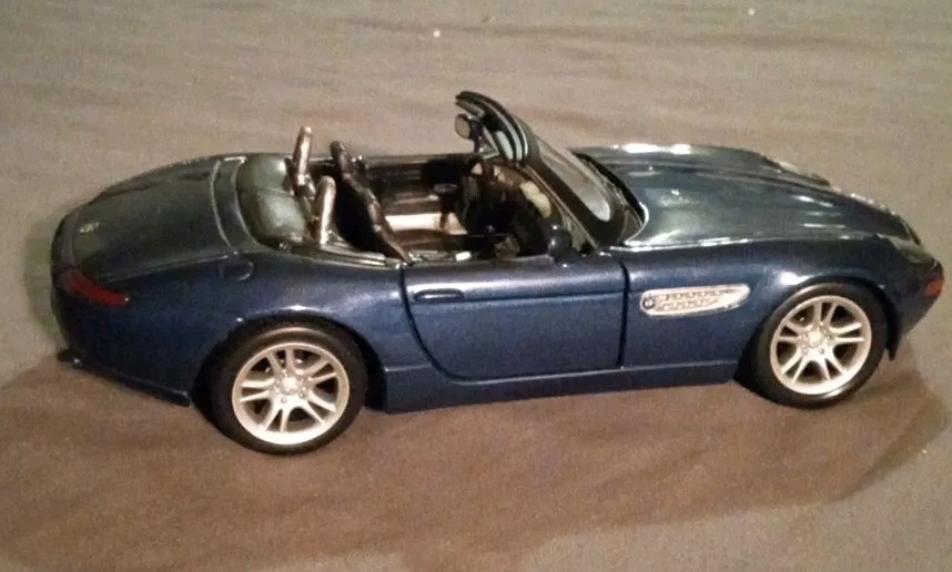 Maisto BMW Z8 1:24 Dark Blue Convertible Special Edition