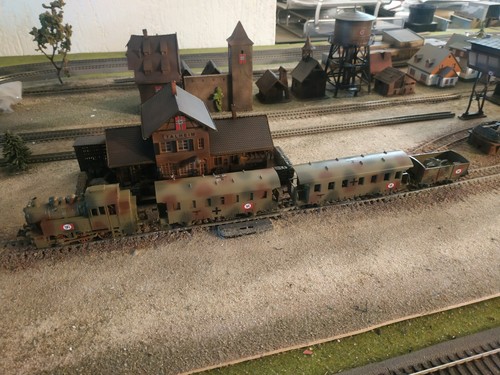 TRIX EXPRESS 80020, DUMMY - NON WORKING WWII MILITARY TRAIN SET, SCALE HO - Picture 2 of 13