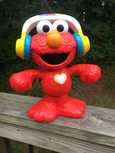 Sesame Street Let's Dance Elmo: 12-inch Elmo Toy / Sings ...