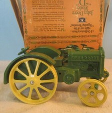 REPLICA 1923 JOHN DEERE MODEL D TRACTOR DIE CAST W/BOX