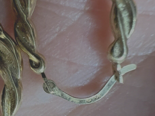 Orecchini a cerchio Holloware in oro giallo 10 carati design a torsione piccoli 0,8" lunghi 0,73 g - Foto 9 di 10