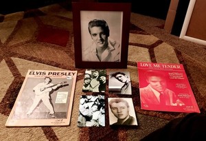 ELVIS PRESLEY  1956 RARE SIGNED PHOTO WITH ORIGINAL  BOOKLETS 1956