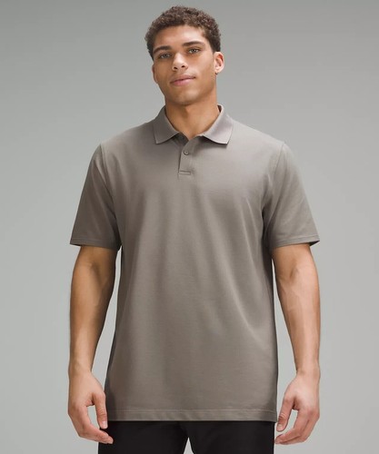 kurzärmeliges Poloshirt Lululemon Classic-Fit Pique. Wählen Sie Ihre Größe. Neu mit Etikett - Bild 1 von 21