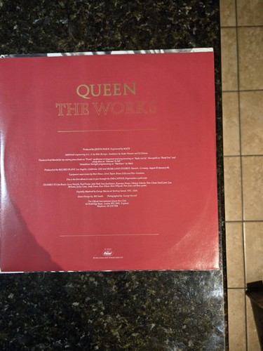 QUEEN - THE WORKS ORIGINAL VINYL LP CAPITOL RECORDS ST-12322 VERY GOOD + - Picture 3 of 14