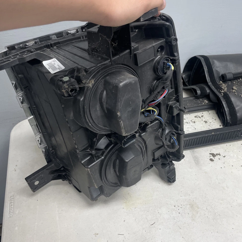 Faro derecho pasajero Chevrolet Silverado 1500 2014 2015 OEM 23380551 Foto 3 de 4