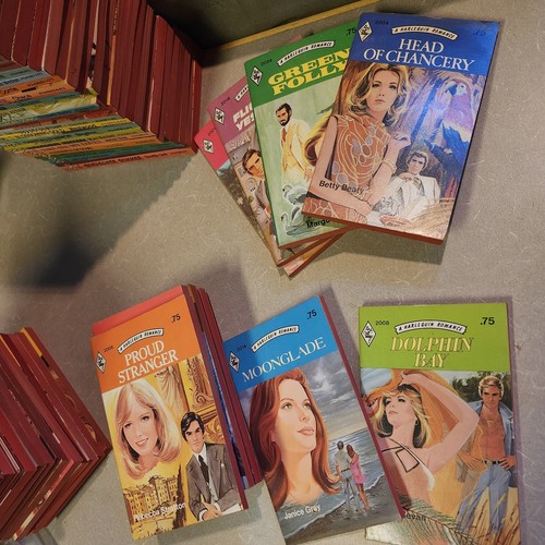 Huge Lot of 74 Vintage 70s Harlequin Romance Novels PB Books 1970s Red Edge Set - Bild 4 von 16