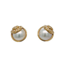 Par de pendientes de clip firmados Gübelin de oro de 18 quilates, diamantes y perlas Mabe.