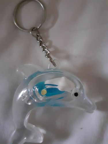 4 geteilte Schlüsselanhänger. Alle verschieden: Blume, Delfin, Gold WM, Sitz Auto Anhänger. - Bild 9 von 12