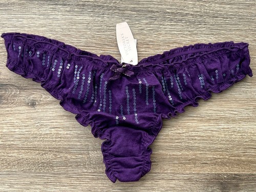LENCERÍA VINTAGE VICTORIAS SECRET PÚRPURA CON VOLANTES TANGA PANTY NUEVA CON ETIQUETAS ÚNICA L - Imagen 1 de 6