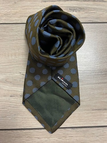 Corbata de seda Kiton Napoli en punta verde caqui - Imagen 3 de 6