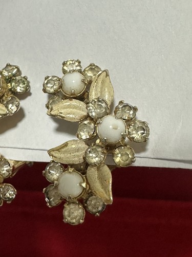 Vintage Signed WEISS N.Y. Earrings Jewellery Flower Milk Glass- Left & Right- - Picture 10 of 11