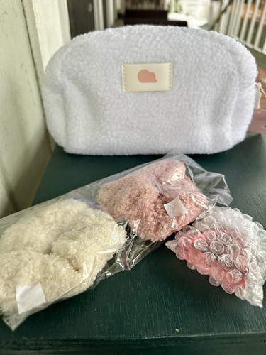Ariana Grande Cloud Pink Mini Gift Set - Includes Perfume, Pouch & Scrunchie - Picture 3 of 6
