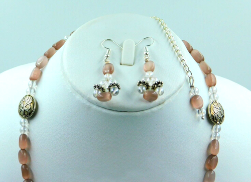 Conjunto de collar y pendientes Monalisa de cuarzo rosa con cuentas ovaladas con colgante de luna de latón - Imagen 2 de 7