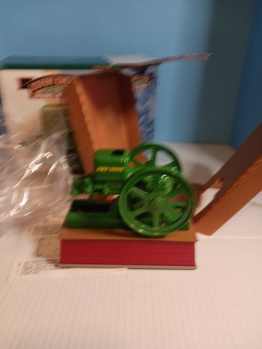 Ertl John Deere Battery Operated Model E Engine 1/6 Diecast Farm Engine In Box - Picture 2 of 9
