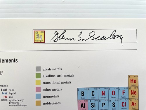 PERIODIC TABLE OF THE ELEMENTS CHART SIGNED BY DR. GLENN T. SEABORG VERY RARE - Picture 2 of 10