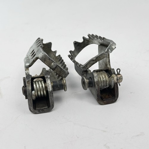 2005 Yamaha TTR125 TTR 125 / OEM Nice FOOT PEGS WITH PINS & SPRINGS - Picture 3 of 11