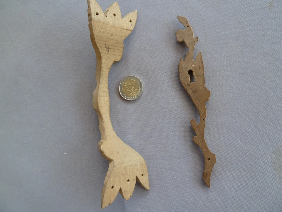 Art populaire, anciennes poignée et cache serrure en bois sculpté - Photo 2/3