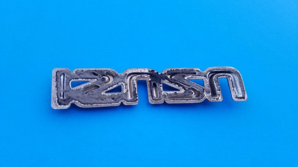 Isuzu Axiom 2002 2003 2004 parrilla delantera emblema logotipo insignia símbolo usado fabricante de equipos originales A27 Foto 3 de 3