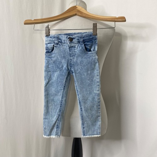 Pantalones de mezclilla para niñas talla 2T granimales azul lavado a la piedra bolsillos ajustados - Imagen 2 de 4