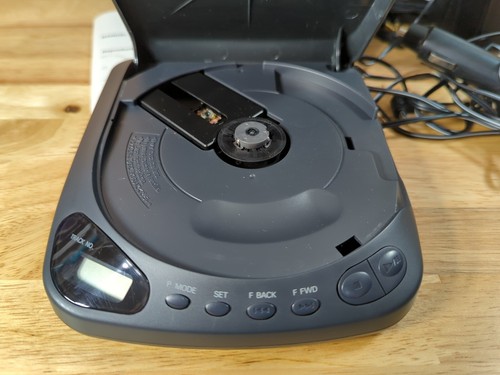 Sanyo Portable CD Player CDP-250 Bass Xpander Retro Working Tested Excellent  - Picture 3 of 7