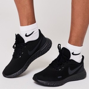 nike revolution trainers black