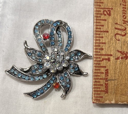 Broche prendedor cinta flor estrás azul blanco rojo de colección - Imagen 4 de 4